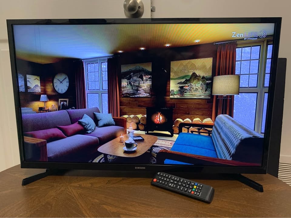 Samsung 32” Smart TV (UN32N5300AF) – Works Great, Minor Screen L - photo 3