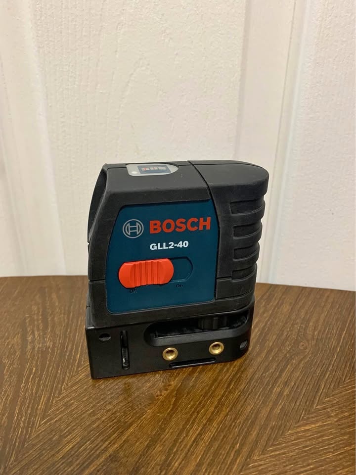 Bosch GLL2-40 Self-Leveling Cross-Line Laser – Works Great