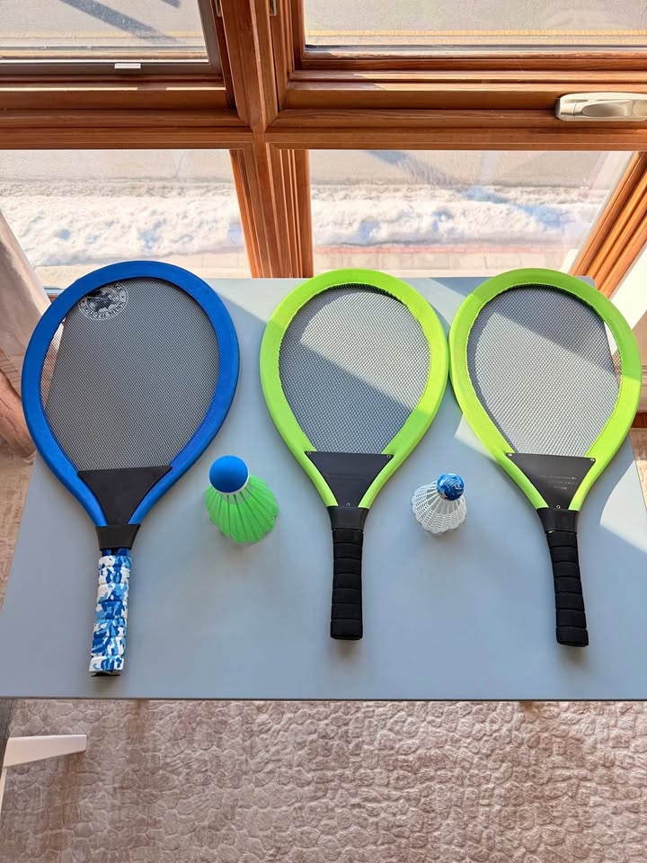 Jumbo Badminton Set – 3 Rackets + Shuttlecocks – Excellent Condi