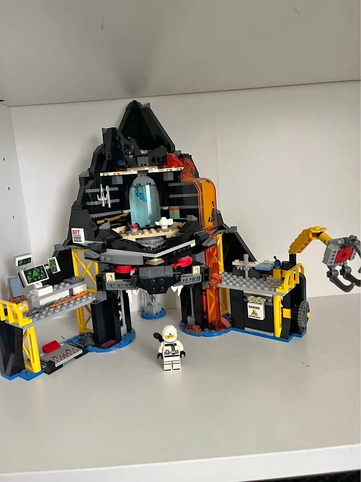 Lego Ninjago Garmadon’s Volcano Lair, Incomplete thumbnail