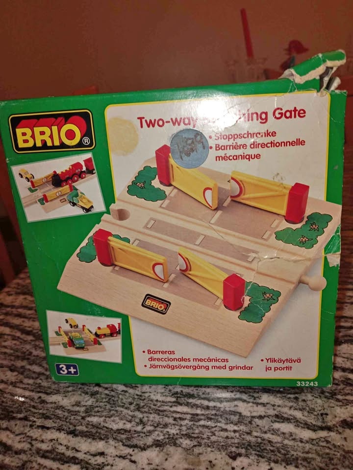 BRIO Two-Way Switching Gate 33243