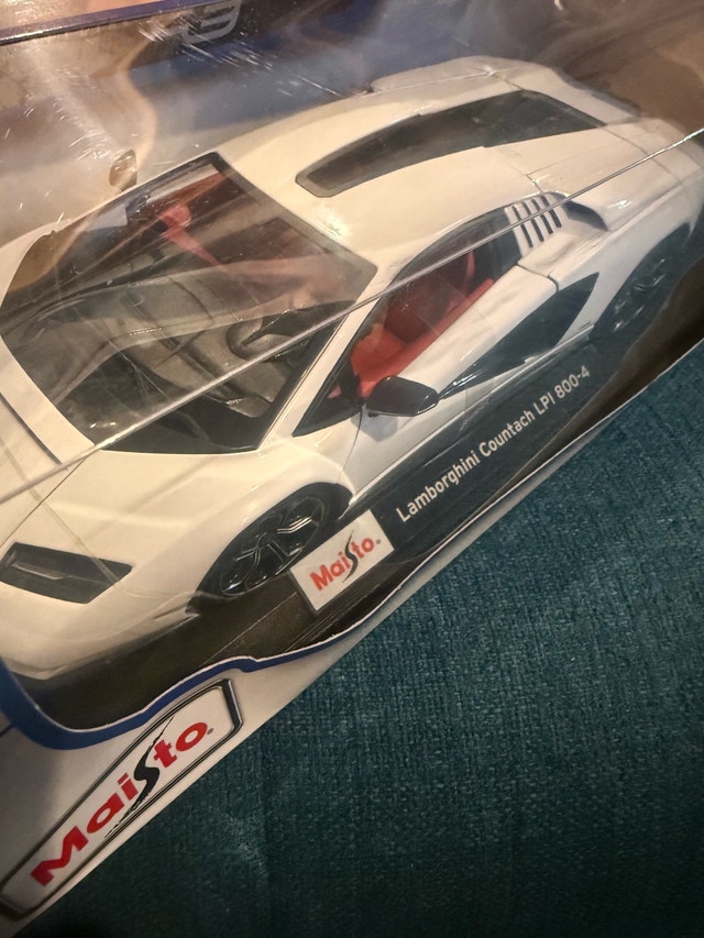 Maisto Lamborghini Countach LPI 800-4 Diecast Model 1:18 - photo 2