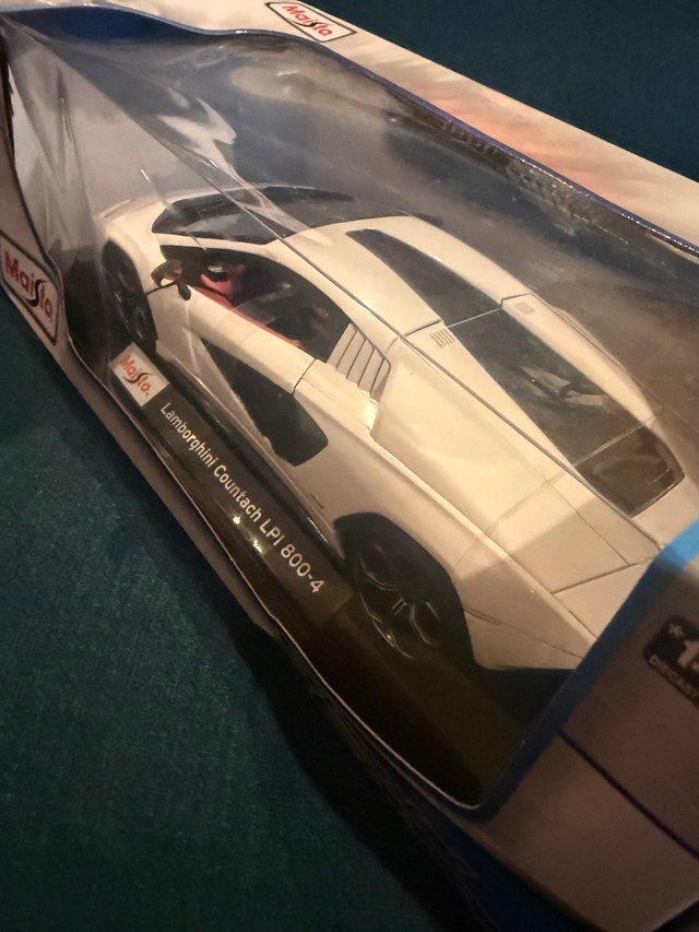 Maisto Lamborghini Countach LPI 800-4 Diecast Model 1:18 - photo 3