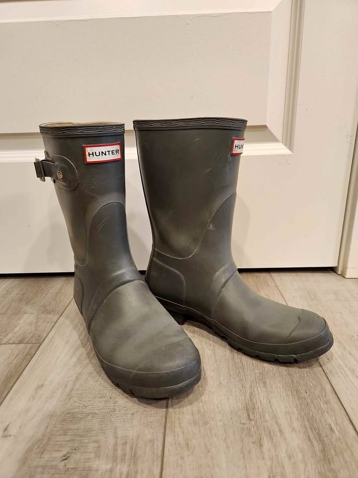 HUNTER Short Rain Boots – Women’s Size 9