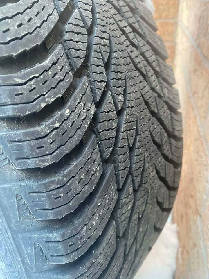 245/45 R19 Winter Tires on Alloy Rims - Set of 4 - photo 2