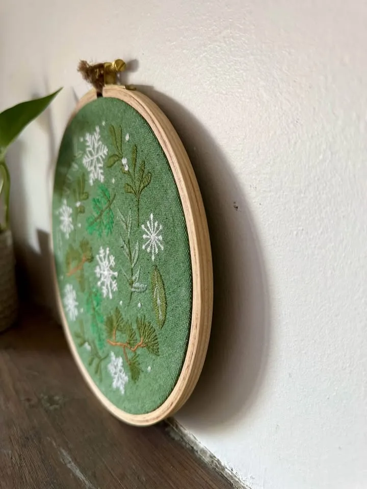 Handmade Snowflake Embroidery Hoop Wall Decor image indicator(3)