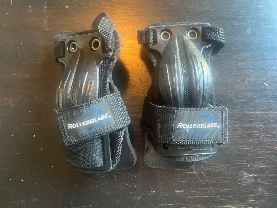 Rollerblades, Size 9 with Wrist Guards - photo 3