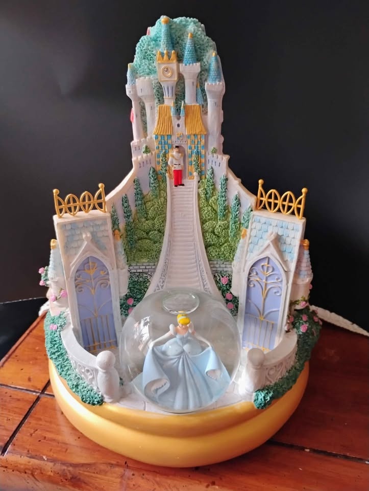 Rare Disney Princess Snow Globe - Cash Only - photo 2