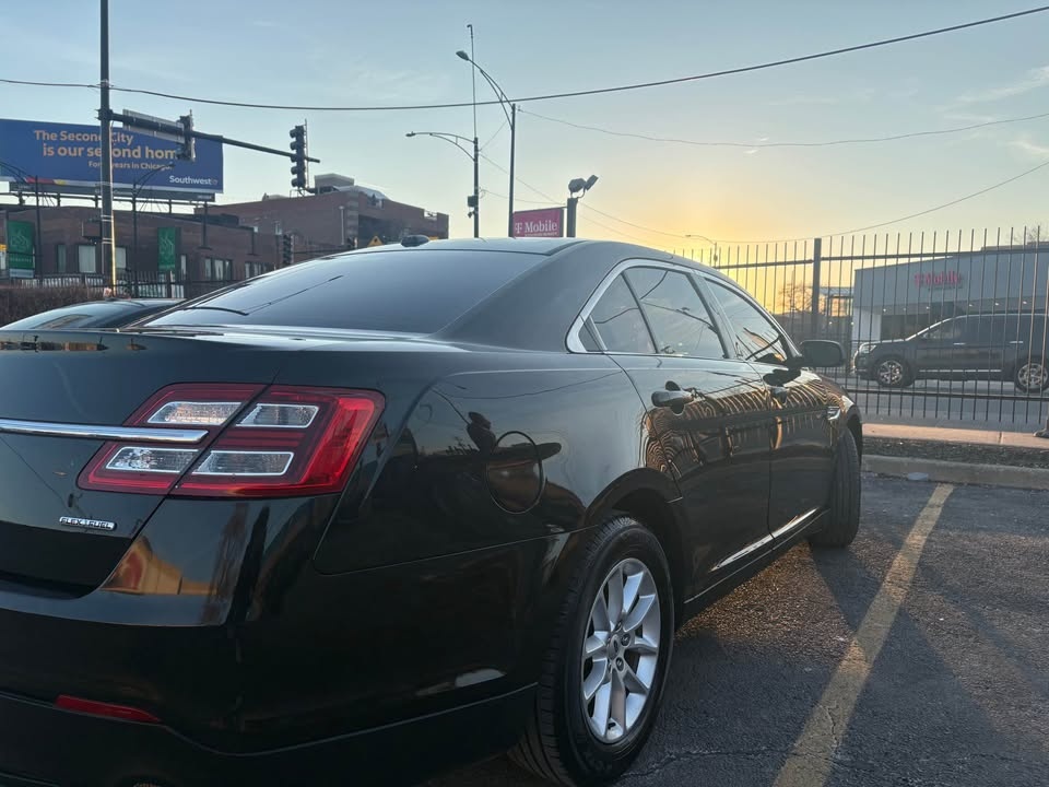 2014 Ford Taurus SE Sedan 4D - photo 4
