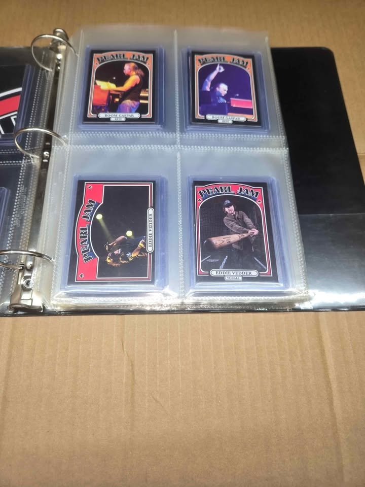 Pearl Jam Wilrigley 2013 Complete Card Set - photo 2