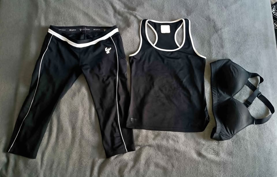 Women's Sports Set - Low Waist Capri Leggings, t-shirt, bra