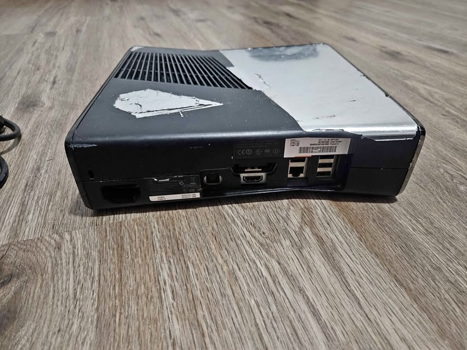 Xbox 360 with 2 Controllers