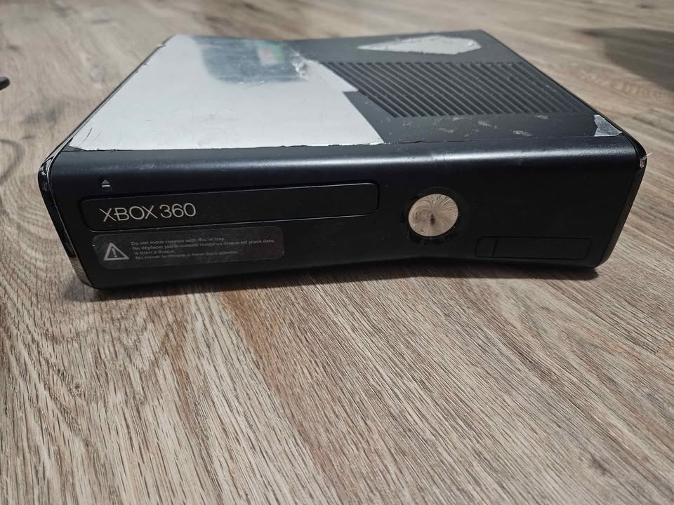 Xbox 360 with 2 Controllers - photo 2