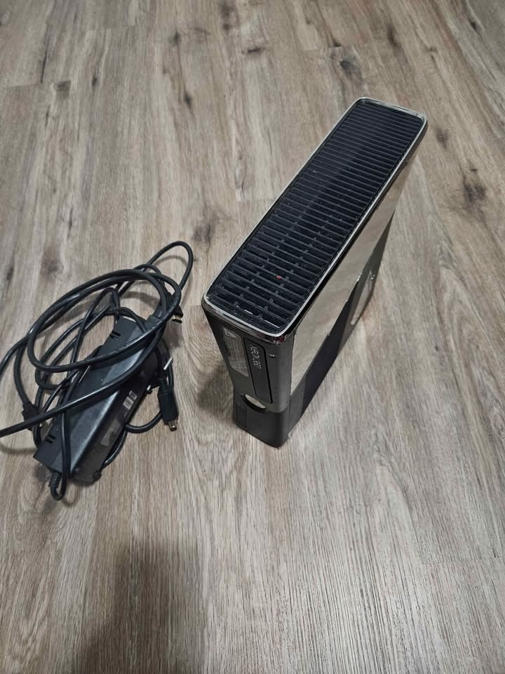 Xbox 360 with 2 Controllers - photo 3