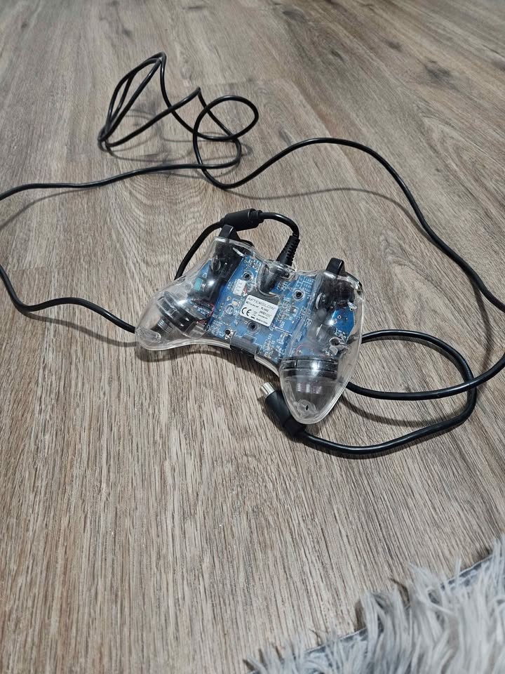 Xbox 360 with 2 Controllers - photo 4