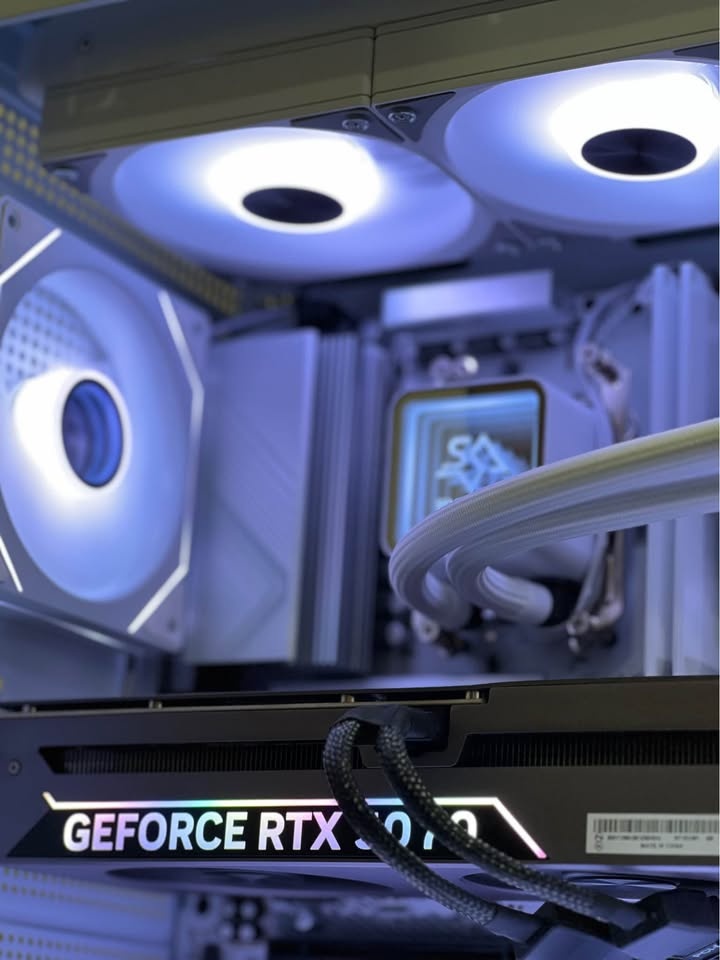 RTX 5070 WHITE Gaming PC - Ryzen 7 7700 - 32GB DDR5 RAM - 1TB NV - photo 2