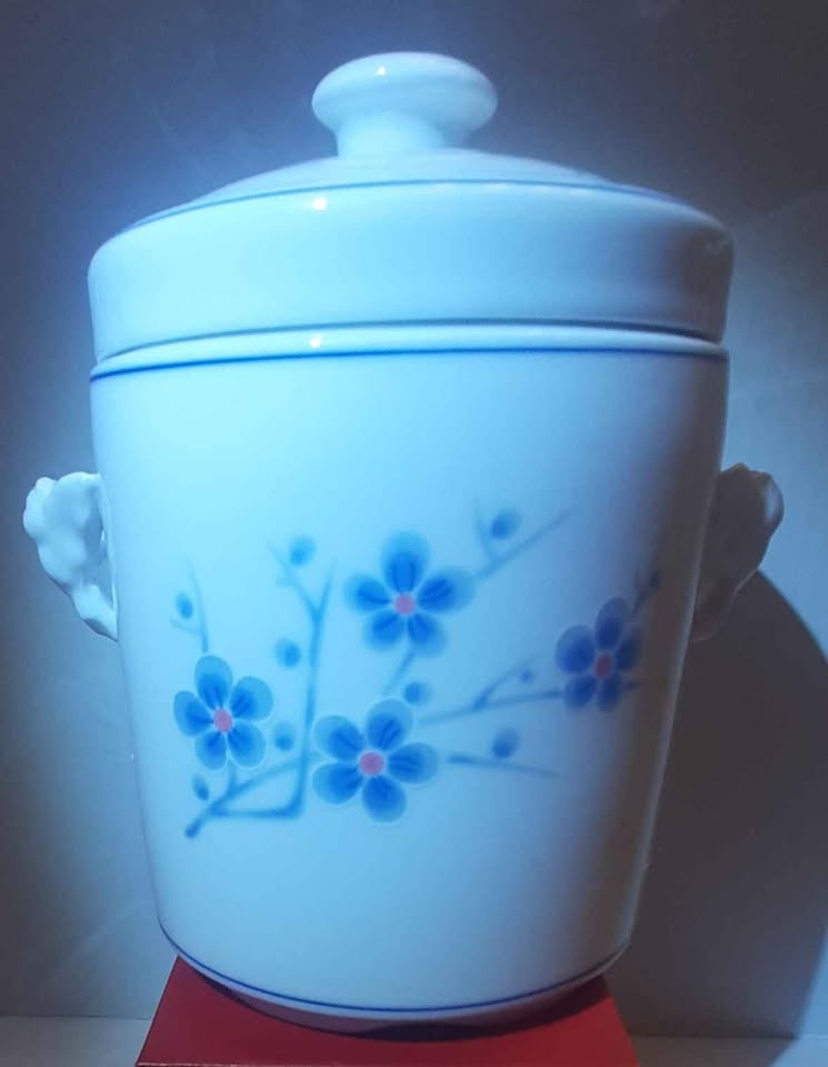 vintage Cheng's White Jade Porcelain Covered Jar. - photo 2