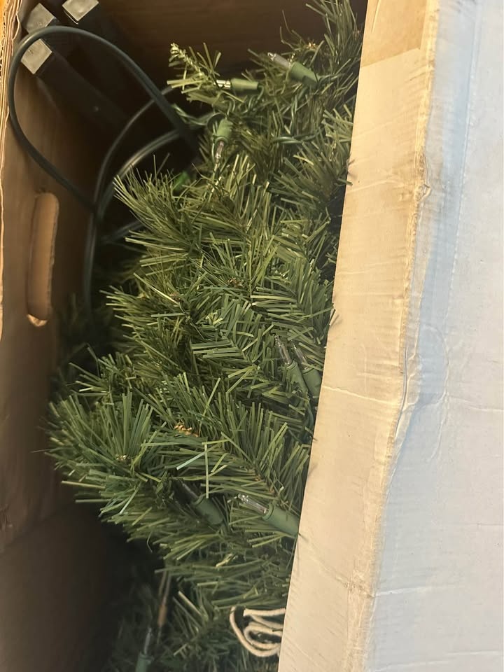 Free Artificial Christmas Tree - photo 4