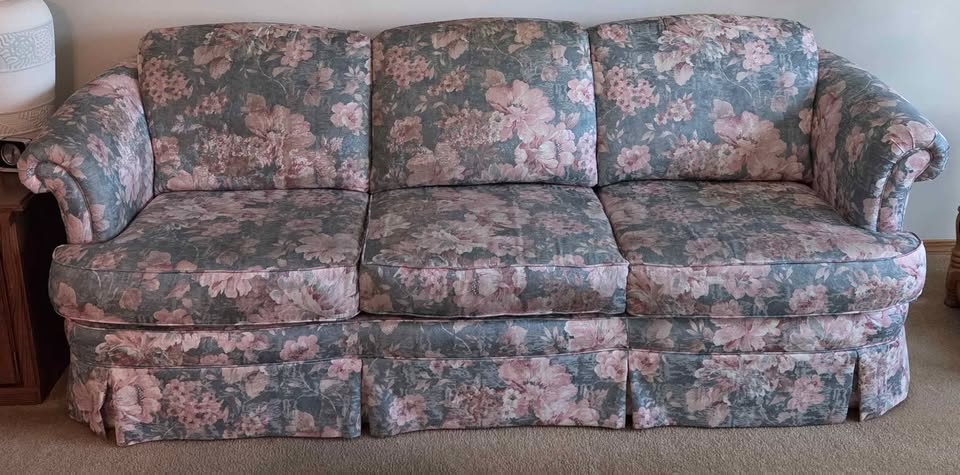 Floral Sofa Set, Lamps, and Large Landscape Painting - photo 2
