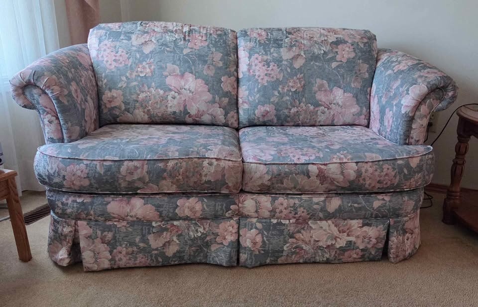 Floral Sofa Set, Lamps, and Large Landscape Painting - photo 3