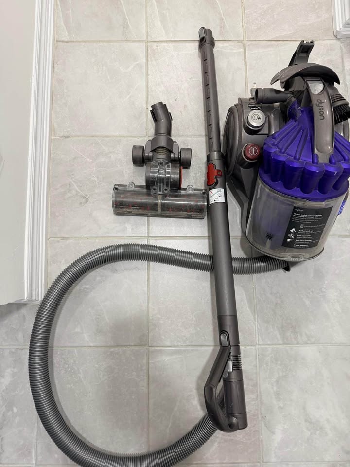 Dyson Canister Vacuum - photo 3