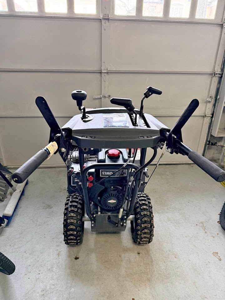 Briggs & Stratton 1150 SnowSeries 250cc OHV Snow Blower