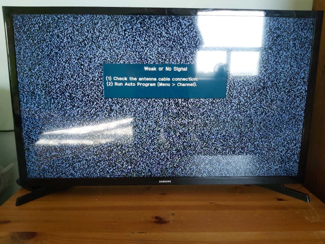 Samsung 32" HD TV Model UN32J4000AF - photo 2