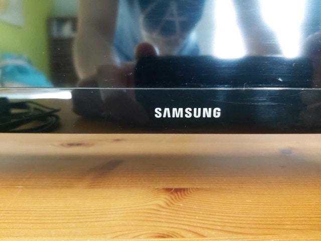Samsung 32" HD TV Model UN32J4000AF - photo 3