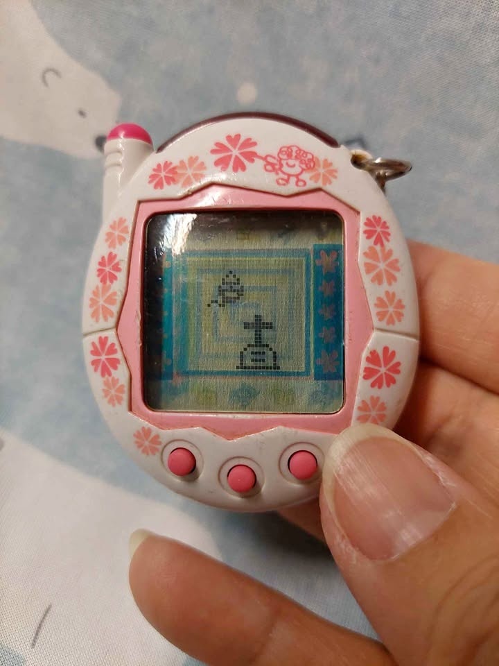 🥕 Vintage 2005 Tamagotchi Keitai "White Flower" (JP V3)