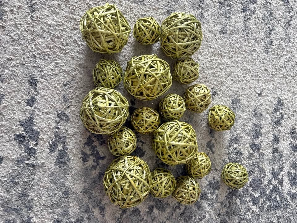 Decorative glittery balls