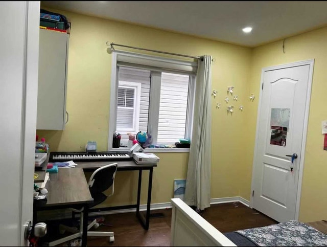Private Room with Private Washroom for Rent on Main Floor - photo 3