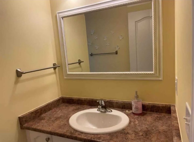 Private Room with Private Washroom for Rent on Main Floor - photo 4