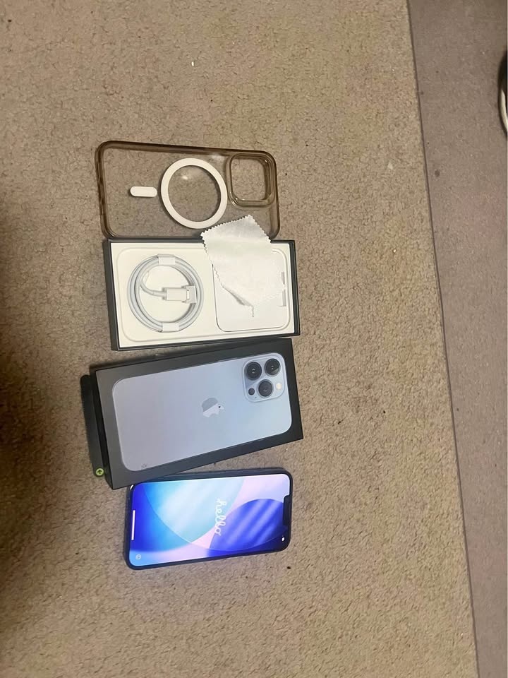 iPhone 13 Pro Sierra Blue 256GB + Accessories