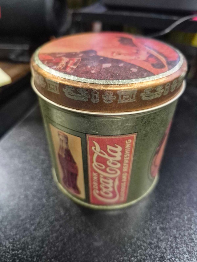 Coca-Cola Tin with Lady in Hat - photo 2