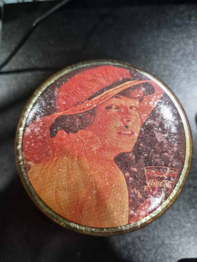 Coca-Cola Tin with Lady in Hat - photo 3