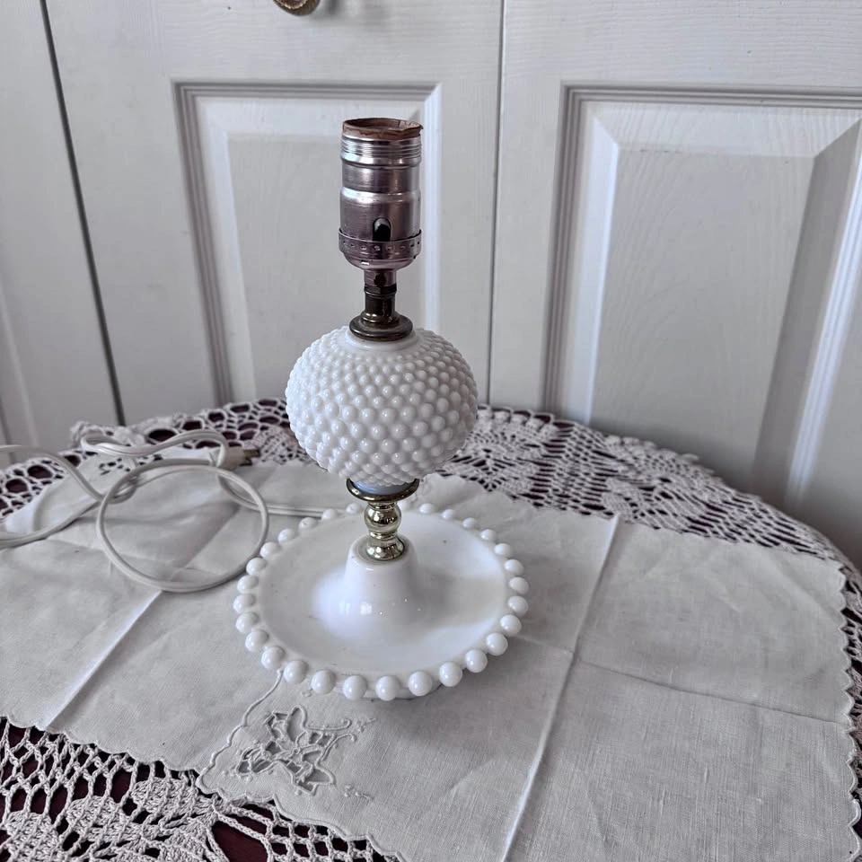 Vintage Milk glass table lamp