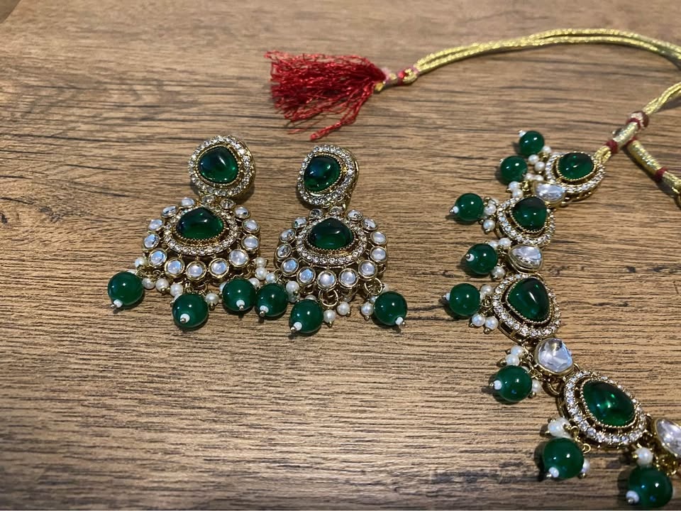 Green Stone & Pearl Jewelry Set w/ Maang Tikka and Earrings - photo 2