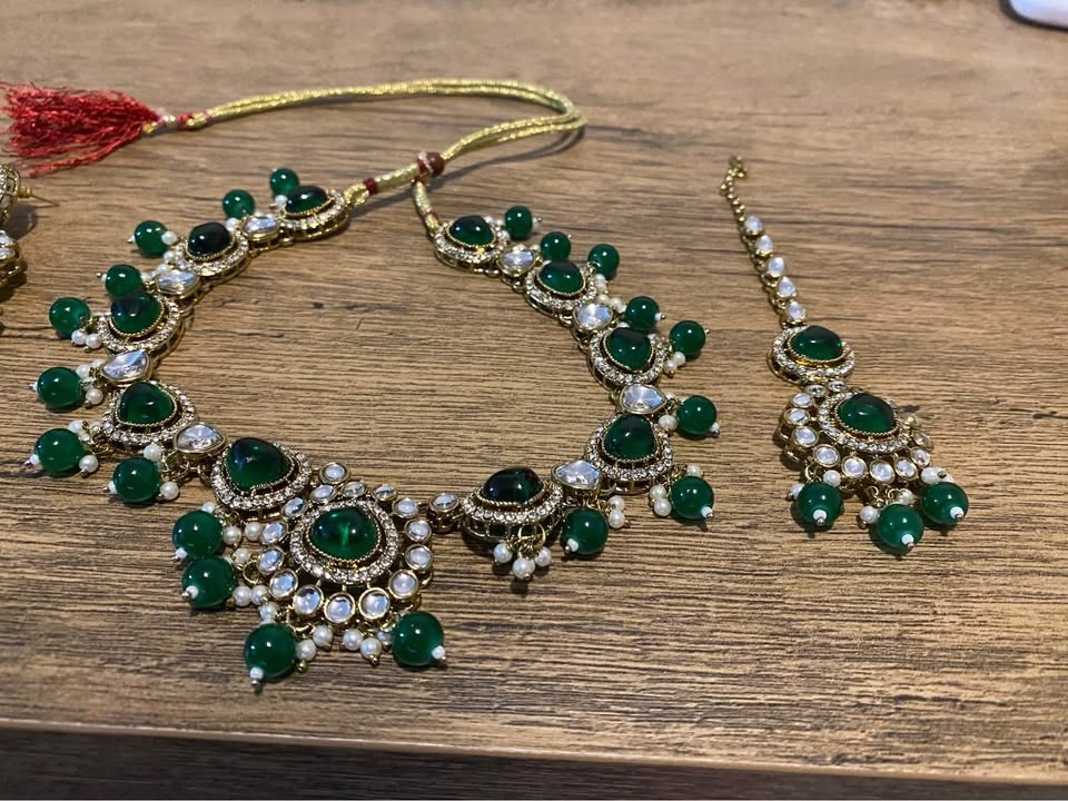 Green Stone & Pearl Jewelry Set w/ Maang Tikka and Earrings - photo 3
