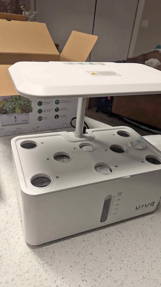 Uruq Hydroponics Indoor Garden – 8 Pod (Brand New)