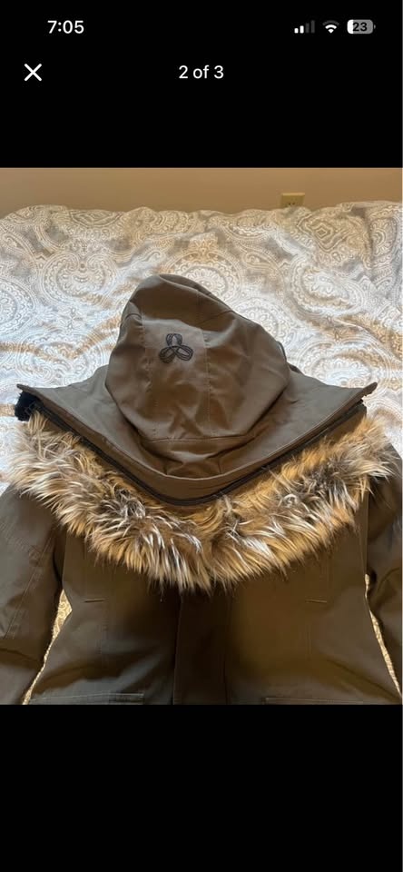 Aritzia Parka Size Small Jacket - photo 3