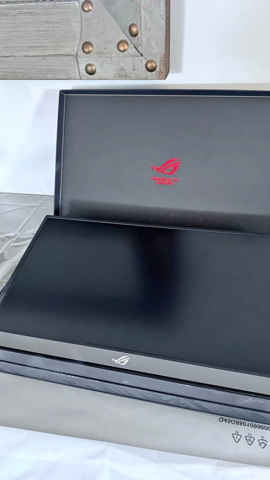 ROG STRIX XG17 Portable Gaming Monitor