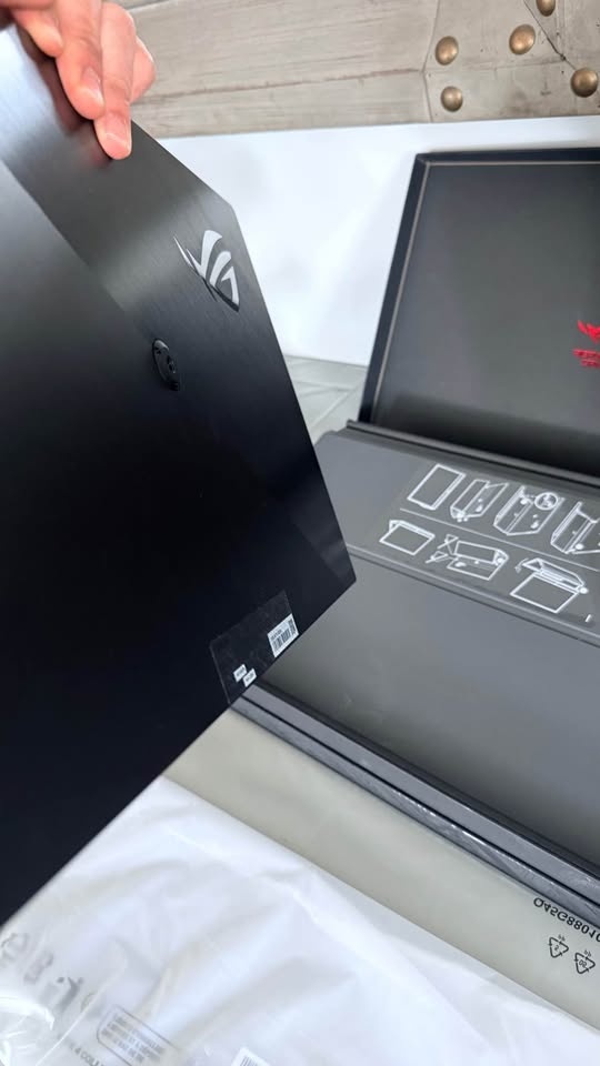 ROG STRIX XG17 Portable Gaming Monitor - photo 4