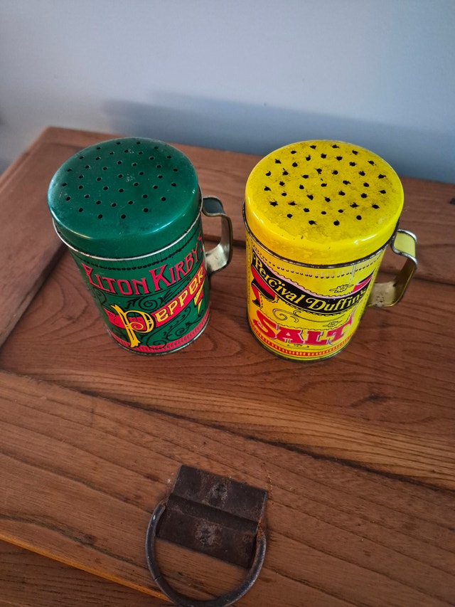 Vintage Tin Salt And Pepper shakers - photo 2