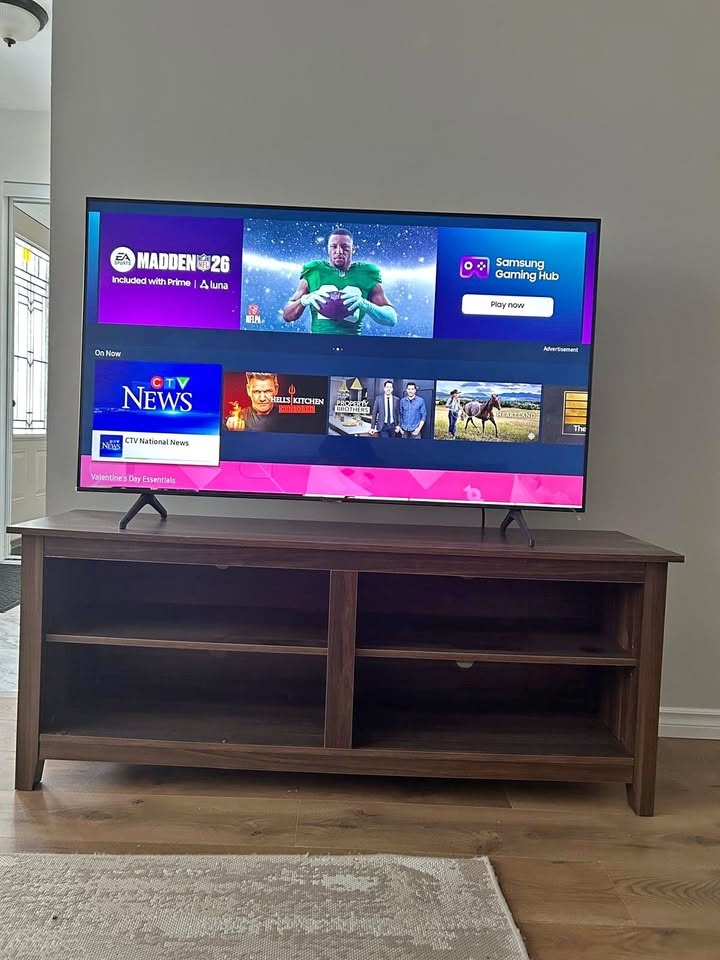 Samsung Smart TV 55" with TV Stand