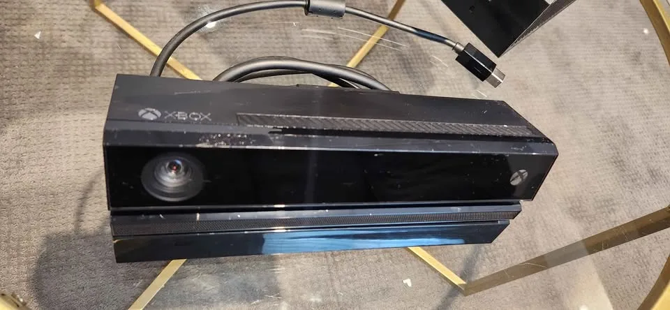 Xbox One (Model 1540) + Controller + Kinect image indicator(2)