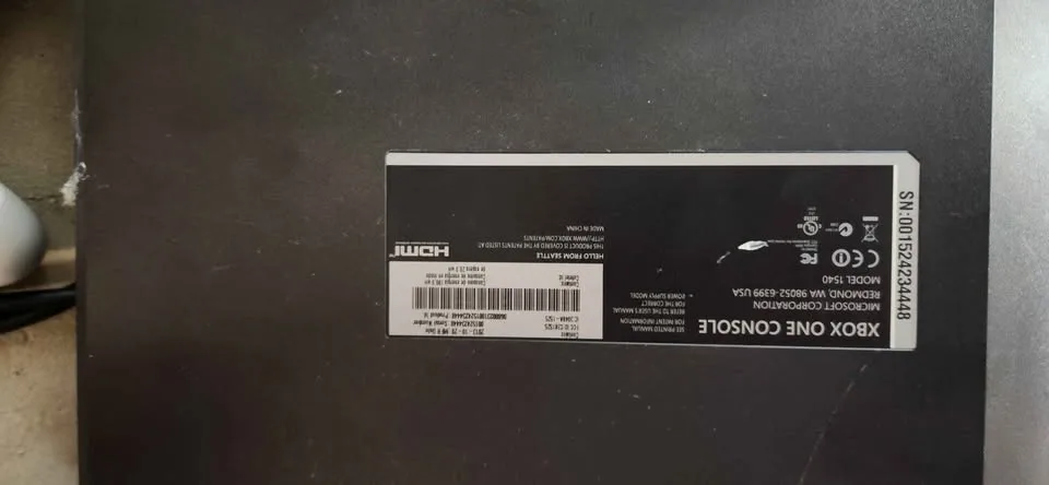 Xbox One (Model 1540) + Controller + Kinect image indicator(3)