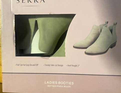 Woman boots size 7 and 9