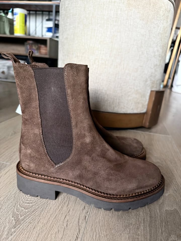 BNWT Women's Genuine Leather Italian Suede Chelsea Boots - Size