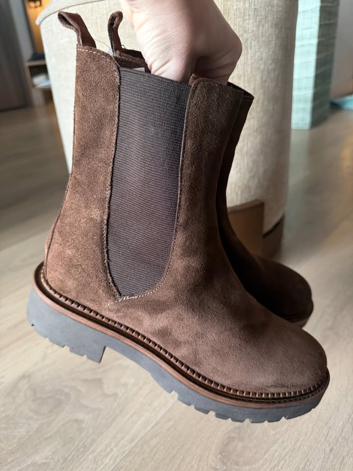 BNWT Women's Genuine Leather Italian Suede Chelsea Boots - Size - photo 3