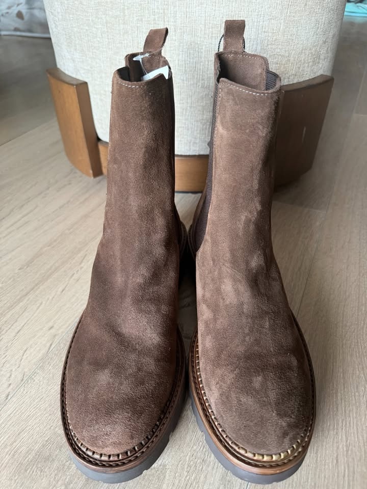 BNWT Women's Genuine Leather Italian Suede Chelsea Boots - Size - photo 4